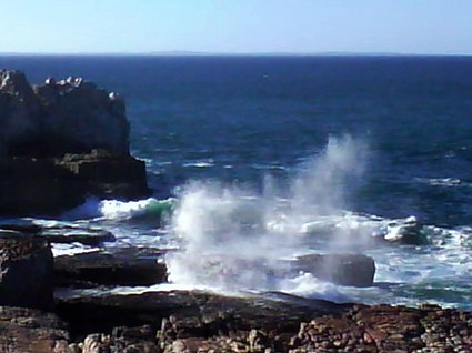 vågorna vid Cliff Path