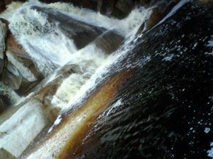 det fina vattenfallet i Wilderness nationalpark