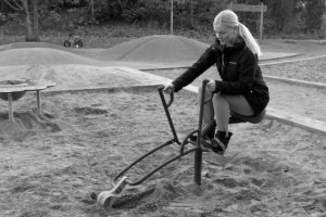 Jag leker med grävskopan i sandlådan på lekparken vid Kottvägen
