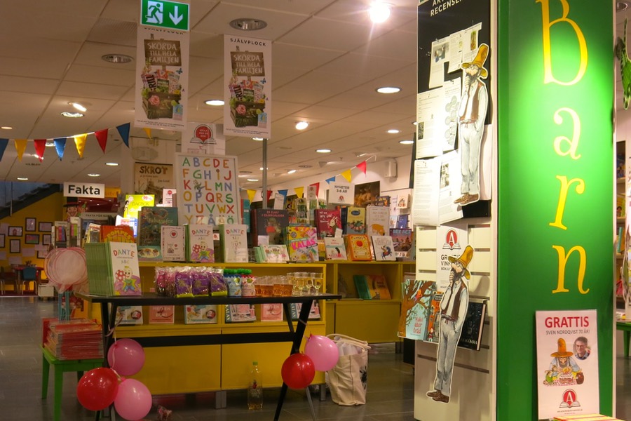 Bra barnboksavdelning på Akademibokhandeln Mäster Samuelsg
