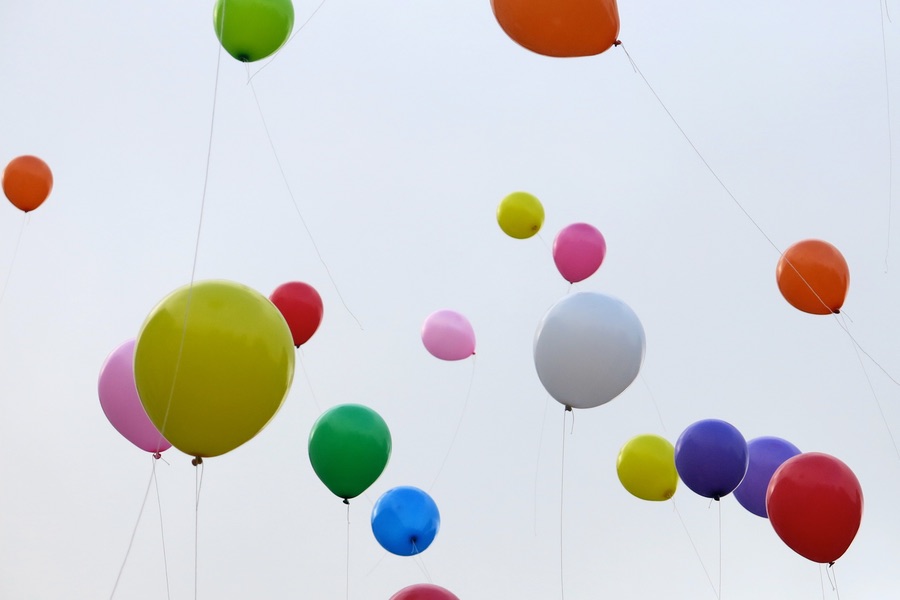 Färgglada majsballonger i luften