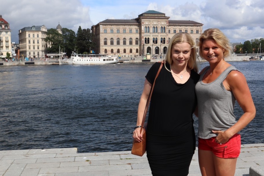 Caroline och Anna turistar i Stockholm.