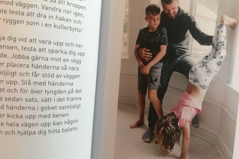 Terese man och hennes barn visar övningar i boken.