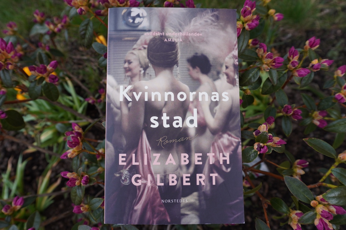 Pocket Kvinnornas stad av författaren Elizabeth Gilbert.