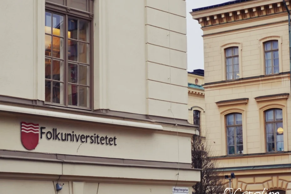 Poppius journalistskola flyttar in i Folkuniversitetets lokaler i Stockholm.