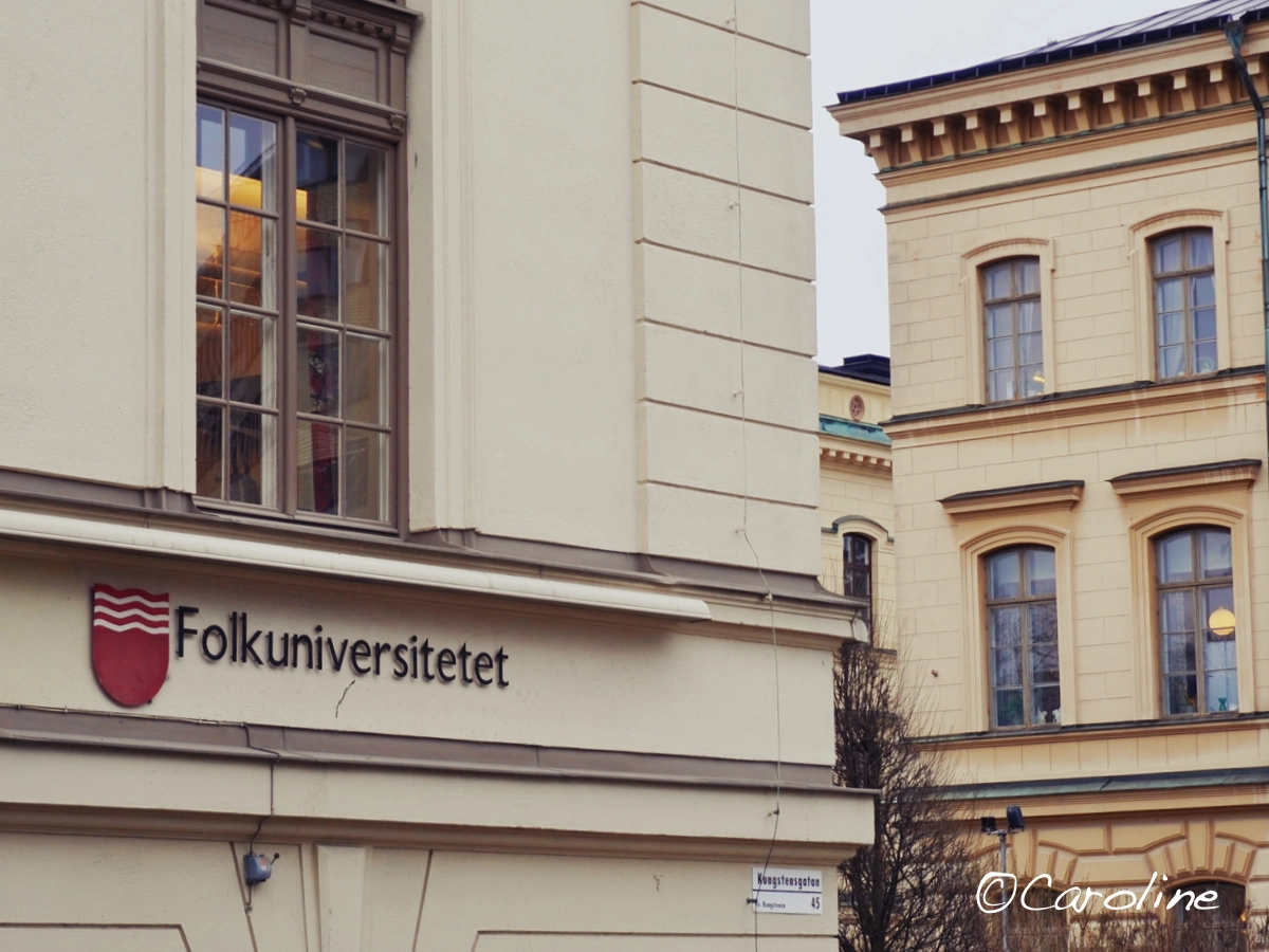 Poppius journalistskola flyttar in i Folkuniversitetets lokaler i Stockholm.