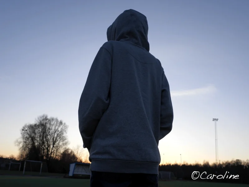 Ungdom klädd i hoody