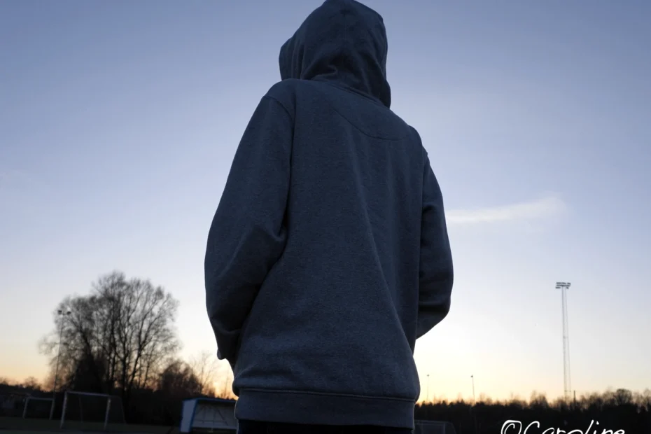 Ungdom klädd i hoody