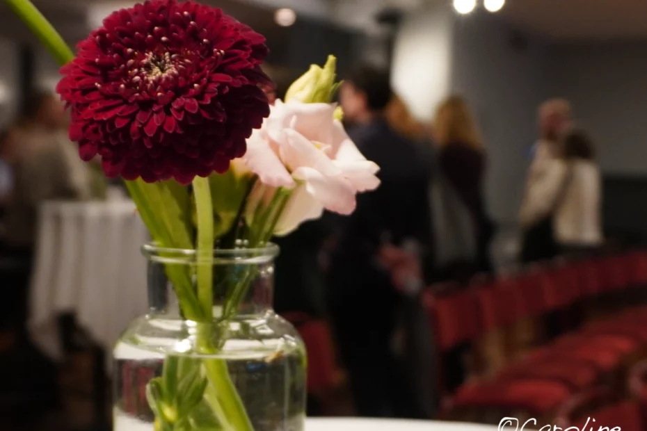 Blommor i vas på ett bord på Mediemyndighetens lanseringsevent på Nalen i Stockholm.